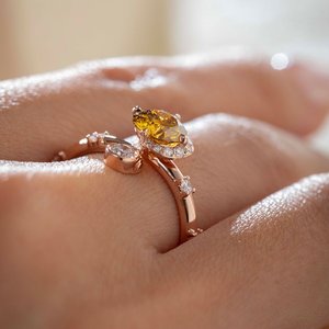 Bague en or rose massif 14 carats certifiée IGI avec diamant fantaisie jaune de 1 carat cultivé en laboratoire pour femme, motif soleil, lune et étoiles célestes de luxe - Product Image 1