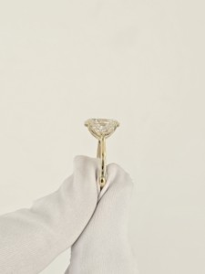Anillo de diamante cultivado en laboratorio en oro amarillo de 14K y 18K |   Diamante Ovalado Central con Piedras Laterales en Forma de Media Luna |   Joyería Fina para Compromiso de Mujeres - Product Image 6