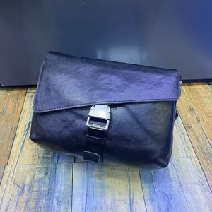 Sac Ando pour homme en cuir de vache véritable, sac bandoulière vintage avec rabat, fermoir métallique et sangle réglable - Product Image 2
