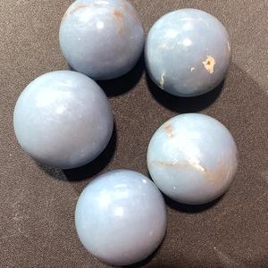 Esfera de Cristal de Angelita Natural, Bola de Piedra Preciosa Azul Pulida a Mano para Meditación, Reiki, Sanación Energética de Chakras, Decoración Feng Shui - Product Image 6