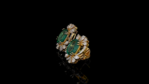 Pendientes de Esmeralda Verde Ovalada de Laboratorio con Halo de Diamantes en Forma de Marquesa y Pera |   Joyería Fina de Lujo para Bodas - Product Image 2