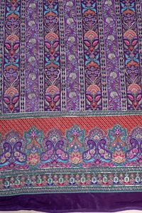 Tissu imprimé à rayures florales violettes royales avec bordure décorative pour la confection de robes Kurti, tissu pour vêtements ethniques. - Product Image 3
