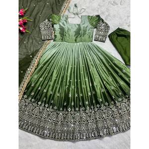 Robe Anarkali de créateur avec pantalon et dupatta pour les fêtes et les occasions du soir - Product Image 3