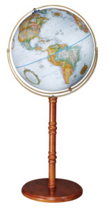 Mapa político clásico de la Tierra sobre base de pedestal de madera con anillo de meridiano completo de metal dorado - Product Image 5