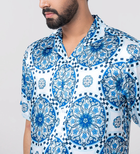 Chemise d'été décontractée pour homme, fabriquée sur mesure, en polyester 100% teint en fil, respirante, séchage rapide, anti-rétrécissement, idéale pour les vacances. - Product Image 2