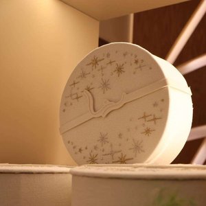 Boîte à parfum ronde rigide en bois personnalisée avec broderie tissée textile, emballage cadeau cosmétique de luxe pour étui d'huiles essentielles - Product Image 5
