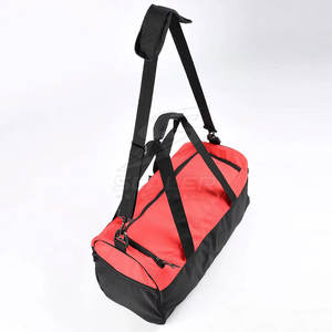 Bolsa deportiva ligera diseñada para un transporte cómodo, empaque flexible y fácil transporte para viajes, gimnasio y deportes. - Product Image 2