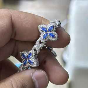 Bracelet maille cubaine en argent sterling plaqué or, entièrement serti de Moissanite VVS motif trèfle, avec sertissage griffe, pour hommes et femmes - Product Image 6