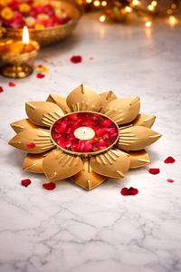 เชิงเทียนโลหะรูปดอกบัวสีทอง-KIYAN EXPORT ทนทาน ใช้กลางแจ้งได้ เหมาะสำหรับงานรับปริญญา - Product Image 3