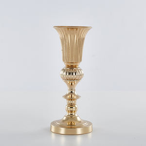 Jarrones de Flores de Metal Dorado Costeros Hechos a Mano, Modernos y de Alta Calidad para Arreglos Florales Audaces y Detalles Decorativos Sutiles - Product Image 3