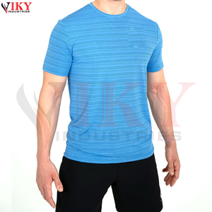 Camiseta de Manga Corta con Cuello Redondo y Micro Rayas Azules Personalizada de Marca Privada y Pantalones Cortos Deportivos Negros para Correr, Ropa Deportiva al por Mayor - Product Image 4