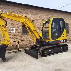 Excavadora Amarilla Usada Eficiente de 3000 kg con Orugas de Goma y Cabina de Alta Visibilidad para Trabajos de Excavación Urbanos Precisos - Product Image 1