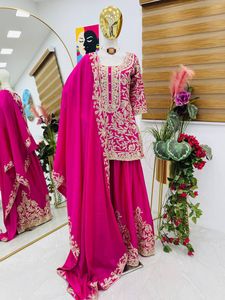 Ensemble élégant de haut de fête, sharara et dupatta, en soie chinon lourde, avec pantalon palazzo tendance pour tenue de fête et de cérémonie - Product Image 3