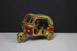 งานฝีมือนิรมลา รถสามล้อทองเหลืองขนาด 5 นิ้ว งานแฮนด์เมด ตกแต่งด้วยหินและงานฝังประณีต - Product Image 4