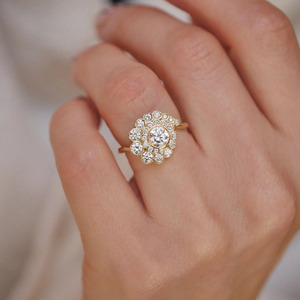 Anillo de Oro Amarillo con Racimo Floral y Halo de Diamantes Cultivados en Laboratorio - Product Image 4