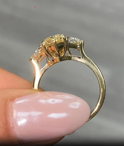 Bague de fiançailles en or jaune 14K avec diamant fantaisie jaune taille marquise de 5,50 carats, pierres latérales en diamant taille trilune, diamant de laboratoire serti à griffes VS+ - Product Image 5