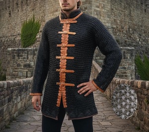 Camisa de armadura medieval de acero con correas y hebillas de cuero, protección completa. - Product Image 4