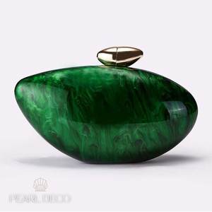 Bolso de mano de resina verde esmeralda: Elegante bolso de noche con efecto marmoleado - Product Image 5