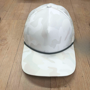 หมวกเบสบอลแบบ 5 ชิ้นส่วนลายพราง ปักโลโก้ PVC แบบยาง ตัดด้วยเลเซอร์ กันน้ำ ทรงสปอร์ต ปีกโค้ง หมวกกอล์ฟลายพราง - Product Image 3