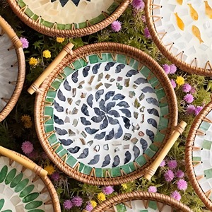 Plateau élégant en nacre et rotin, idéal pour les paniers-cadeaux et comme centre de table pour la salle à manger ou la table basse - Product Image 1