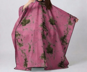 เสื้อคลุมตัดผมกันน้ำลายพรางสีชมพู - Product Image 1