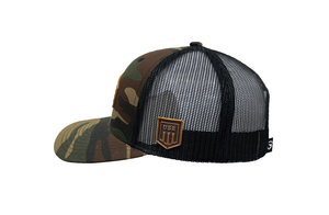 Produit dans une usine au Vietnam, casquette de camionneur structurée en maille camouflage à 6 panneaux avec patch en cuir personnalisé, confortable et sportive. - Product Image 2