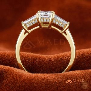แหวนหมั้นทองคำแท้ 14K/18K ประดับมอสซาไนต์/เพชรทรงเหลี่ยมมรกตสำหรับผู้หญิง ดีไซน์สามเม็ดทรงบาแกตต์เรียวด้านข้าง - Product Image 2