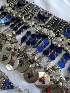 Conjuntos de joyería afgana de metal pesado de primera calidad con múltiples filas de monedas vintage y artesanía tradicional kuchi para ocasiones formales. - Product Image 2