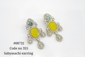 Boucles d'oreilles pendantes 08732 avec pierres doubles colorées, plaquées Mehandi, en laiton, style ovale vert rubis, bijoux pour fêtes et mariages - Product Image 4