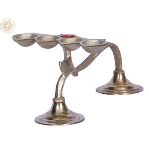 Aarti Diya en laiton de 9 pouces fait à la main avec quatre mèches petit accessoire ethnique fabriqué en Inde - Product Image 3