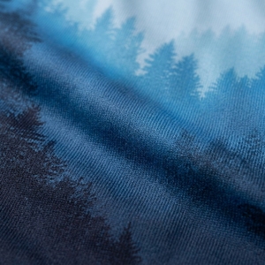 T-shirt graphique bleu pour homme avec imprimé paysage de forêt sombre et design streetwear décontracté inspiré de la nature - Product Image 6