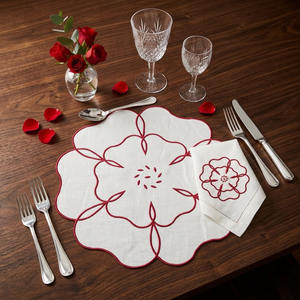 Ensembles de serviettes et sets de table brodés personnalisés, fleurs bleues et rouges, coton blanc, lavables, pour mariages, événements à domicile et banquets - Product Image 1