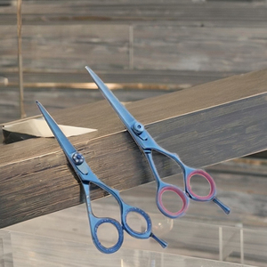 Herramienta de Belleza Profesional, Tijeras de Corte de Pelo de Acero Inoxidable 420 con Logotipo Personalizado, Recubrimiento de Color Titanio, Económicas - Product Image 3
