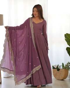 Robe Anarkali longue unie de 5,5 mètres avec bordure ajourée et dupatta en georgette - Product Image 3