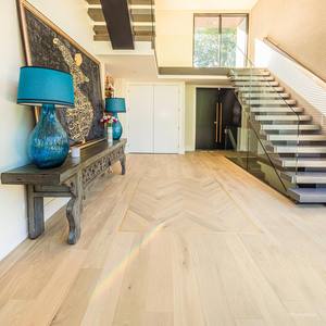 Suelo de Madera de Roble Rubio Estilo Francés, Diseño en Espiga, 5/8 pulgadas de grosor x 5 pulgadas de ancho, Parquet con Sistema de Encaje Macho y Hembra - Product Image 2