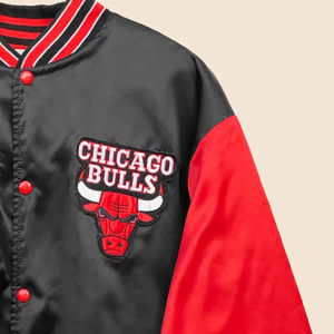 Chaqueta Varsity Negra Personalizada de Satén para Hombre, Chaqueta Bomber con Número 23 y Mangas en Contraste Rojo, Chaqueta Letterman de Béisbol al por Mayor - Product Image 1