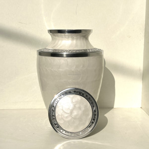 Urnes funéraires en aluminium de style américain de haute qualité pour cendres humaines et d'adultes, finition blanche Meena, gravure personnalisée - Product Image 1
