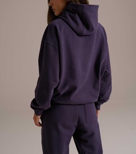 Sudadera con capucha oversize de invierno para mujer, de moda y de alta calidad, con logo frontal personalizado, efecto stonewashed, bolsillos tipo bolsa y hombros caídos - Product Image 2