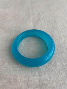 Bracelet manchette en résine bleue fait main, massif, bombé et convexe, couleur cyan aqua uni, bijoux pour femme - Product Image 1
