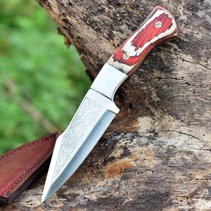 Cuchillo de Caza de Hoja Fija de Acero al Carbono Forjado a Mano y Grabado, con Mango de Madera Roja y Funda de Cuero, Personalizable OEM, MOQ Bajo - Product Image 1