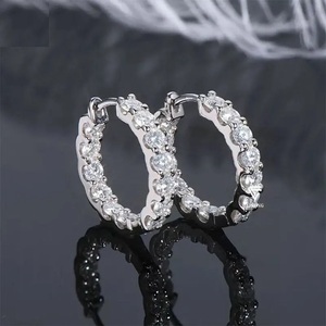 Boucles d'oreilles en diamant élégantes de qualité supérieure pour femmes, bijoux de mode pour mariage et tenue de bureau, disponibles à la vente - Product Image 4