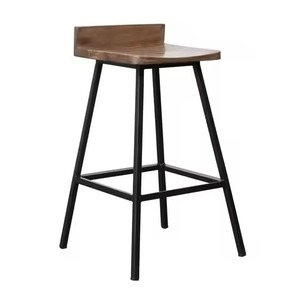 Maßgefertigter Barhocker mit gebürstetem Goldmetallrahmen und rosa Samtkissen für luxuriöse Salons und Schönheitssalons. - Product Image 5