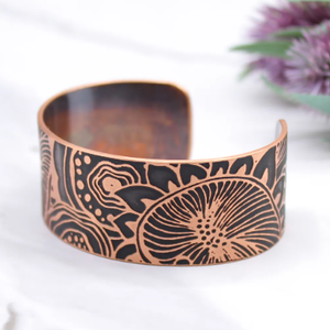 Brazalete Abierto de Cobre Vintage con Grabado de Textura de Madera, Anillo de Árbol Antiguo Tallado, Patrón Geométrico Orgánico - Product Image 3