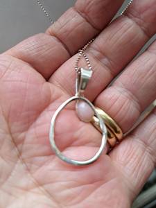 Colgante de Plata de Ley con Cuarzo Rosa y Cadena Chapada en Oro, Joyería Artesanal con Piedras Preciosas, Diseño Elegante para Mujer, Venta al Por Mayor para Exportación - Product Image 5