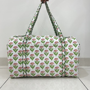 Bolsa de Viaje de Lujo Acolchada con Cierre para Mujer, Gran Capacidad, Hecha a Mano, de Algodón Ecológico, con Bloques Florales Blancos - Product Image 1