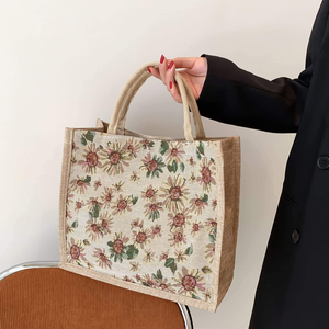 Sac de plage en toile de jute naturelle avec base large pour un rangement maximal et un transport facile et confortable - Product Image 1