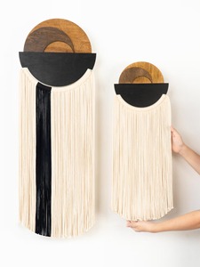 กรอบไม้ทรงกลมตกแต่งผนังด้วยงานถักมาคราเม่ สีดำและสีขาว เหมาะสำหรับตกแต่งห้องนอน ห้องนั่งเล่น และทางเข้าบ้าน ขายส่งจากอินเดีย - Product Image 3