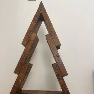 Árbol de Navidad de madera de pino natural de alta calidad hecho a mano con base para decoración navideña del hogar por Barkah Star. - Product Image 1