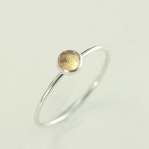 Bague fine et minimaliste en laiton plaqué argent avec petite pierre ronde jaune dorée, bijou de tous les jours pour femme - Product Image 4