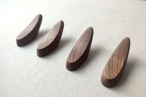 Cintre en bois de style rustique de qualité supérieure, écologique, avec 4 crochets, 100% fait main et option de logo personnalisé - Product Image 6